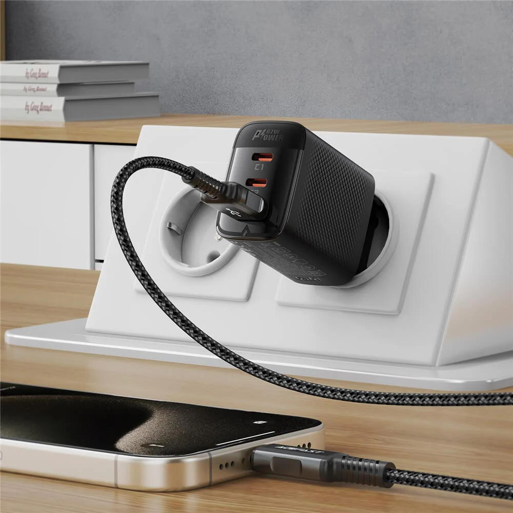 Multiple Charging Adapter 2x USB-C 1x UBS-A - Image 3