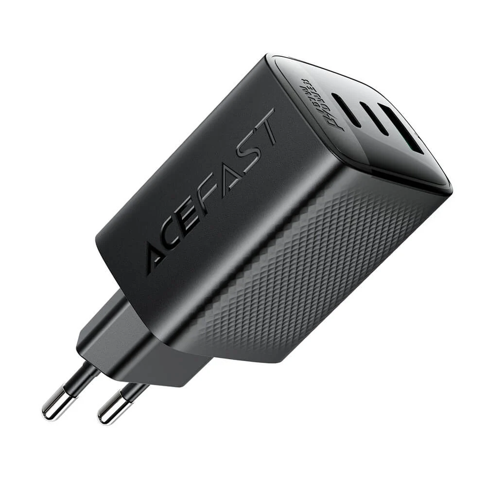Multiple Charging Adapter 2x USB-C 1x UBS-A - Image 4